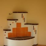 Kachelofen mit orangen und braunen Fliesen